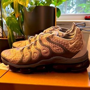 NIKE AIR VAPORMAX PLUS